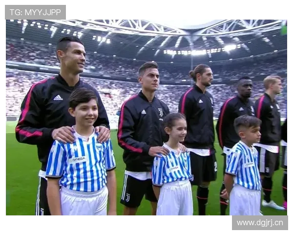 萨利巴庆祝踢飞备用球童摊手时